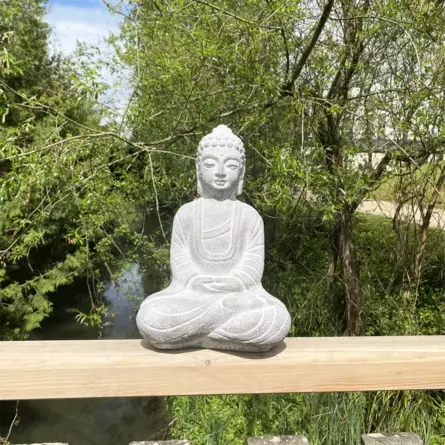 Statuette bouddha en ciment H. 22,5 cm - Gris